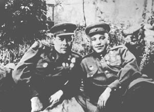 Герои Советского Союза
В. М. Горелов и Н. И. Гавришко (справа)