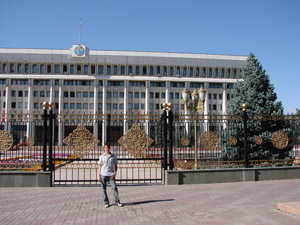 6 августа 2009 г. Бишкек. Дом правительства - фотография Павла Самодурова