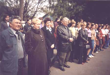 3.05.2004: Учителя и школьники Горшечного на встрече с бегунами из клуба "Память" 