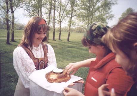 Май 2004 г.: Торжественная встреча перед Курском : хлеб-соль!!!
