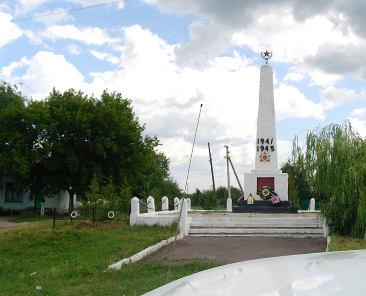 Памятник воинам в селе Новая Ольшанка