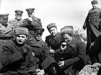 1941 год: Командующий Приморской армией генерал-майор И. Е. Петров с офицерами штаба на передовой.
Фото К. Ряшенцева.