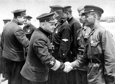 1942 год: Ф. С. Октябрьский и Н. М. Кулаков награждают летчиков Черноморского флота. 
Фото Д. Рымарева