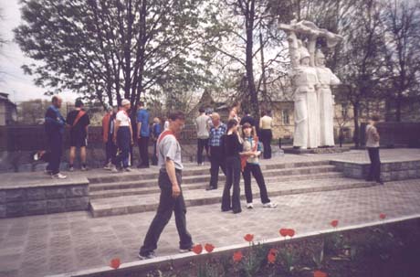 Май 2004 года: клуб "Память" в городском парке г. Обояни у мемориала погибшим воинам